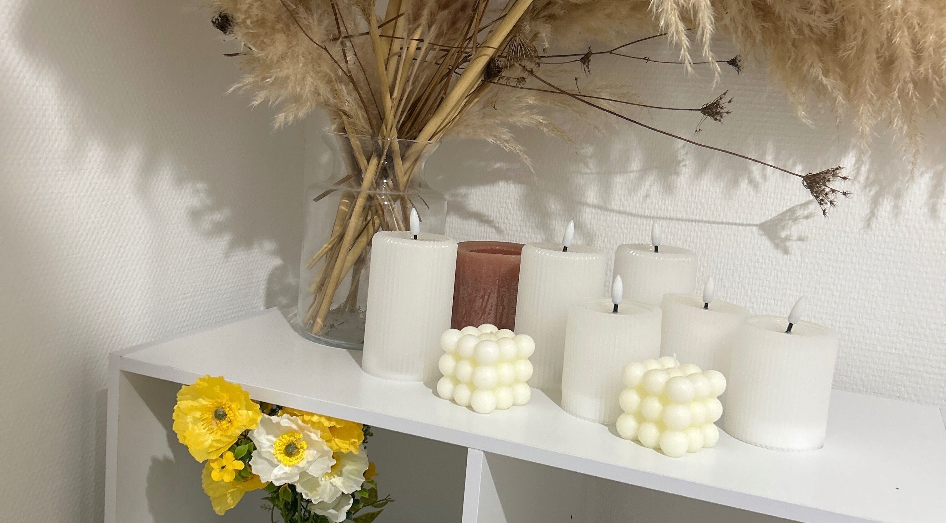 Chaleureux espace avec bougies et fleurs chez Beauté des yeux, Mont-de-marsan, Nouvelle-aquitaine, FR.