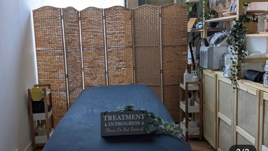 Relaxing treatment room at Samila Gama in London, England, GB with cozy, natural décor and calming atmosphere.
