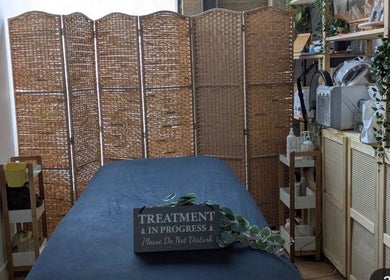 Relaxing treatment room at Samila Gama in London, England, GB with cozy, natural décor and calming atmosphere.