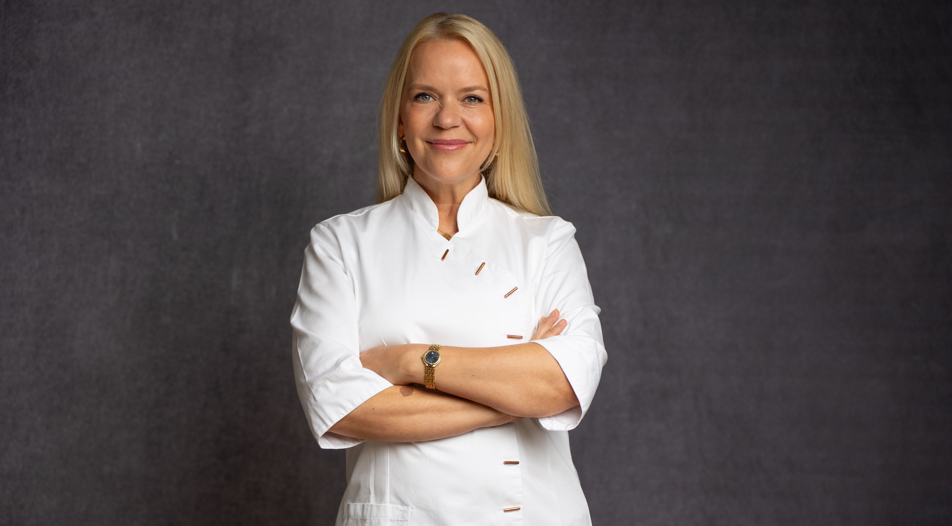 Fachkraft im weißen Kittel bei Cromme Cosmetics, Hamburg, Hamburg, DE mit grauem Hintergrund.