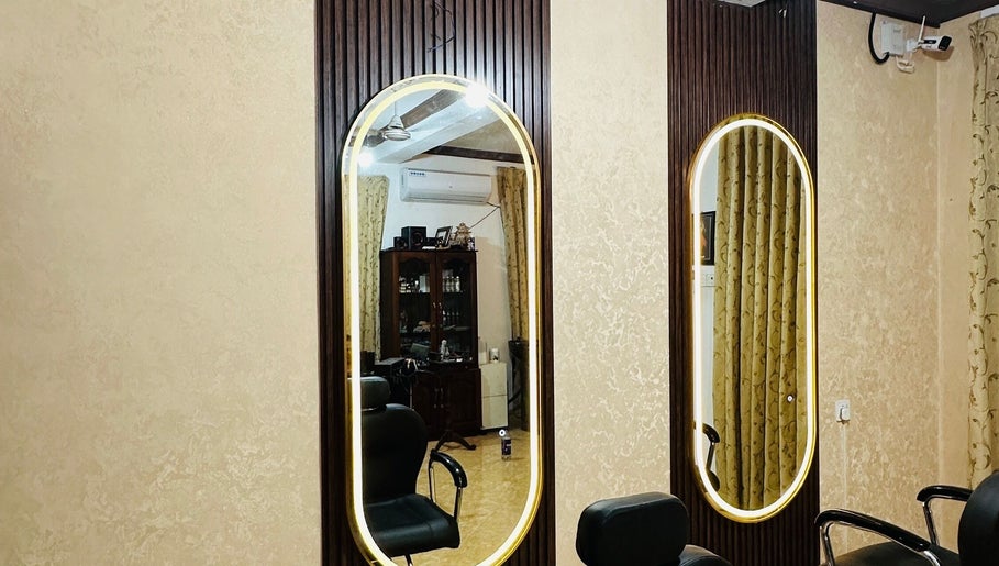 Stylish salon mirrors at Inakshi Mendis Salons, Negombo, Western Province, LK add elegance and sophistication.