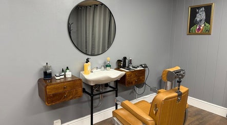 Stylish grooming setup at Sina Grooming Atelier, Winchester, England, GB showcasing vintage charm.