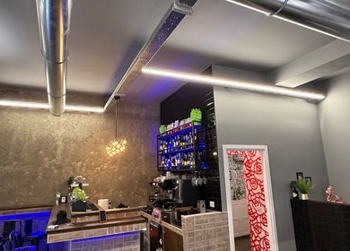 Interno moderno del VDV STREET BARBER a San Donato Milanese, Lombardia, IT con decorazioni industriali.