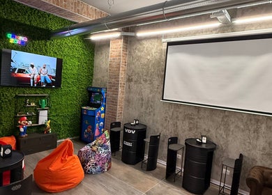 Lounge moderno di VDV STREET BARBER a San Donato Milanese, Lombardia, IT, con sedute e decorazioni vivaci.