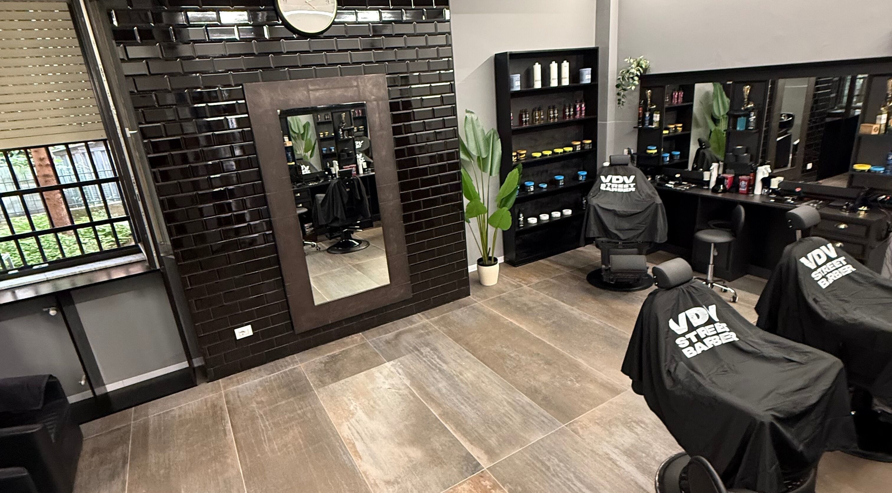 Interno di VDV STREET BARBER a San Donato Milanese, eleganti poltrone e moderne attrezzature.