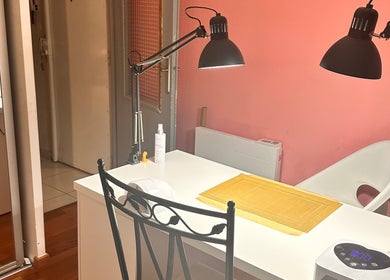 Station élégante chez Nyaru Beauty Nails à Marseille, Provence-alpes-côte D'azur, FR, éclairée avec des lampes modernes.