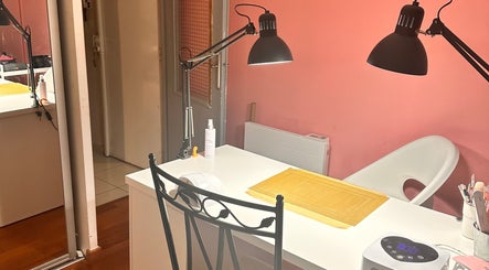 Station élégante chez Nyaru Beauty Nails à Marseille, Provence-alpes-côte D'azur, FR, éclairée avec des lampes modernes.
