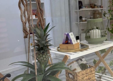 Espaço acolhedor na Conect Nature em Agualva-cacém, Lisboa, PT, com decoração natural e plantas.