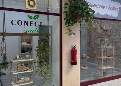 Fachada da Conect Nature em Agualva-Cacém, Lisboa, PT, destacando decoração verde e estilo acolhedor.