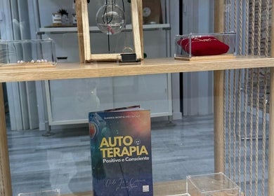 Expositor de Conect Nature em Agualva-cacém, Lisboa, PT com livro de autoterapia e decoração sofisticada.