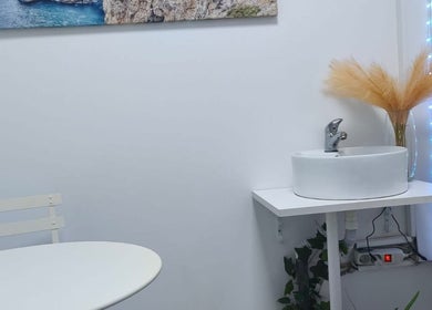 Espaço tranquilo no Conect Nature, Agualva-Cacém, Lisboa, PT com pia moderna e decoração natural.