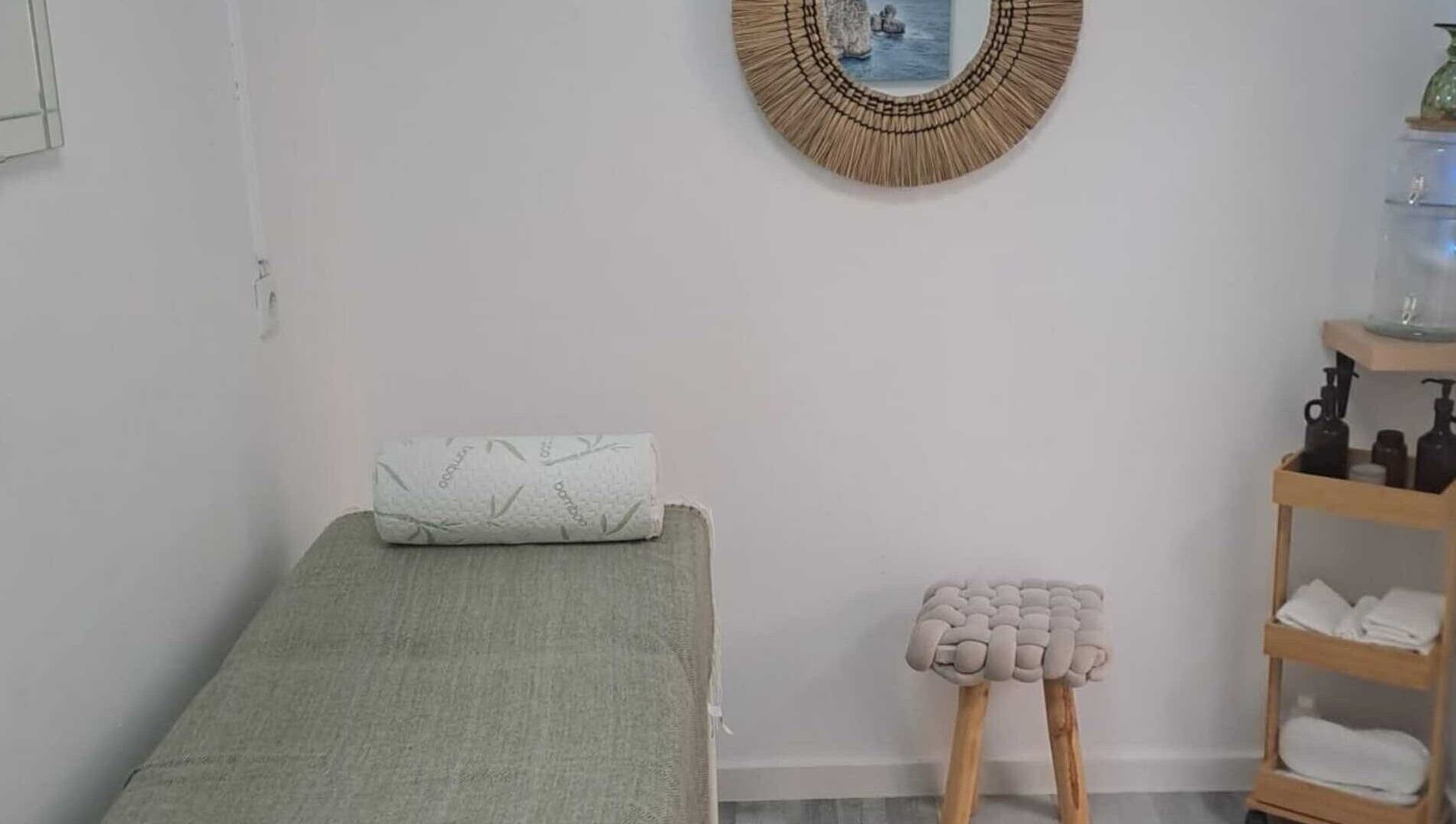 Sala de spa relaxante em Conect Nature, Agualva-cacém, Lisboa, PT com maca e decoração acolhedora.