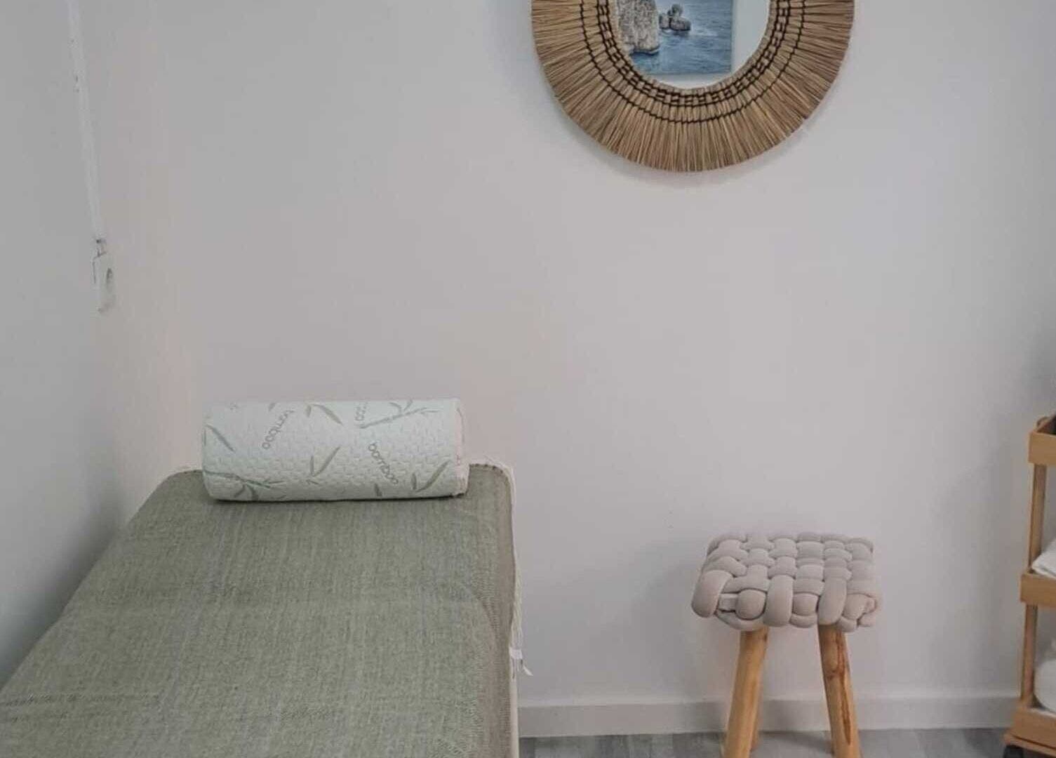 Sala de spa relaxante em Conect Nature, Agualva-cacém, Lisboa, PT com maca e decoração acolhedora.