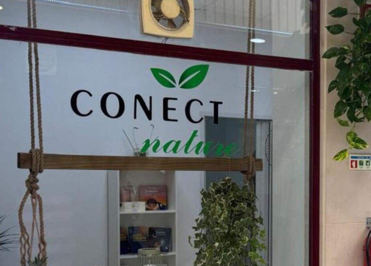 Entrada de Conect Nature em Agualva-cacém, Lisboa, PT com plantas decorativas.