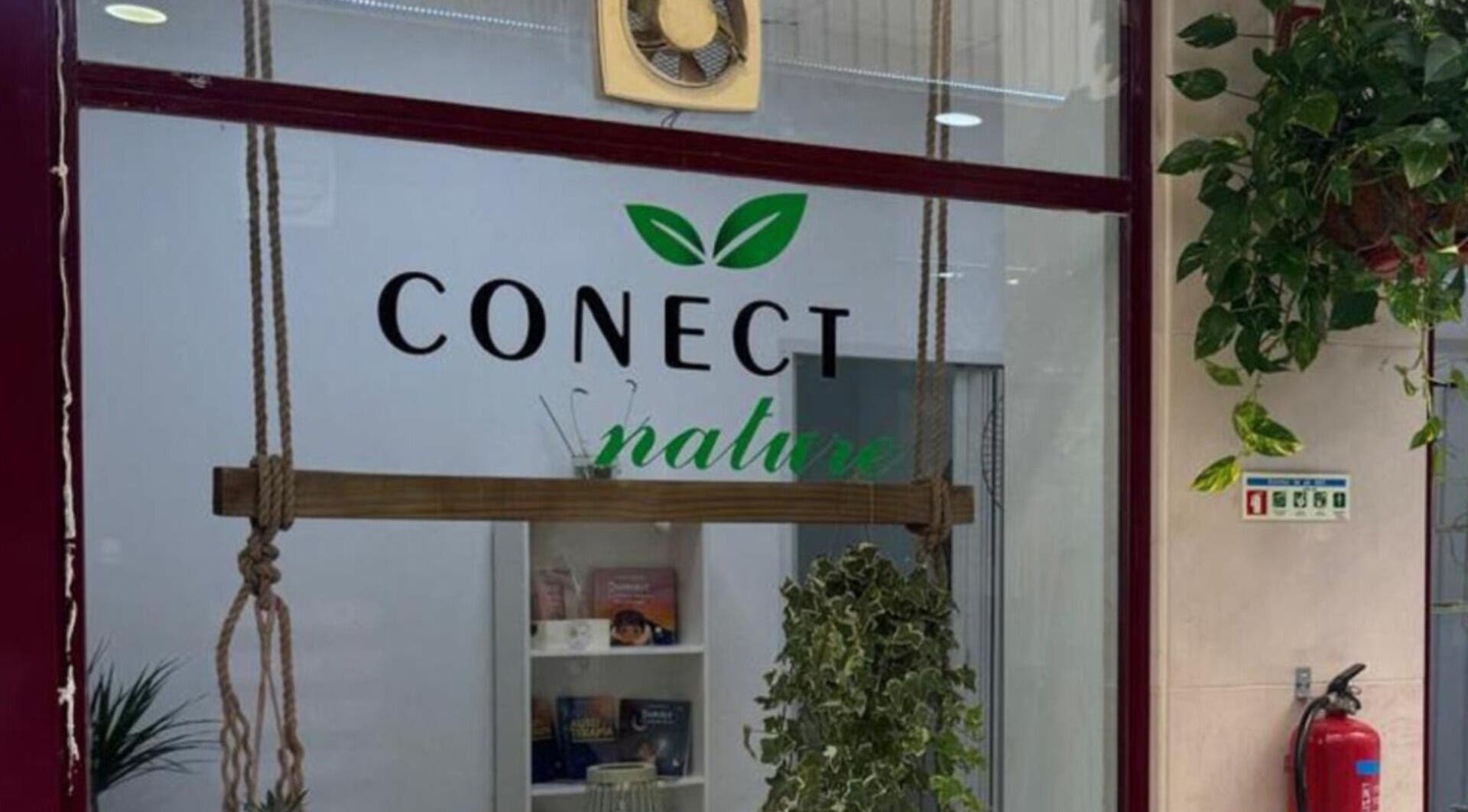 Entrada de Conect Nature em Agualva-cacém, Lisboa, PT com plantas decorativas.