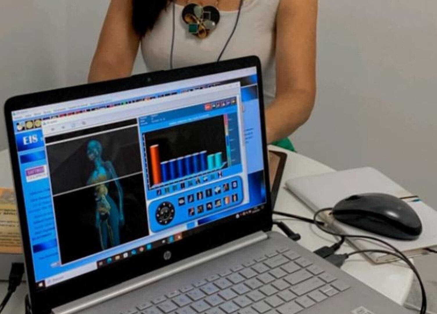 Análise de saúde em laptop na Conect Nature, Agualva-cacém, Lisboa, PT, realçando tecnologia avançada.