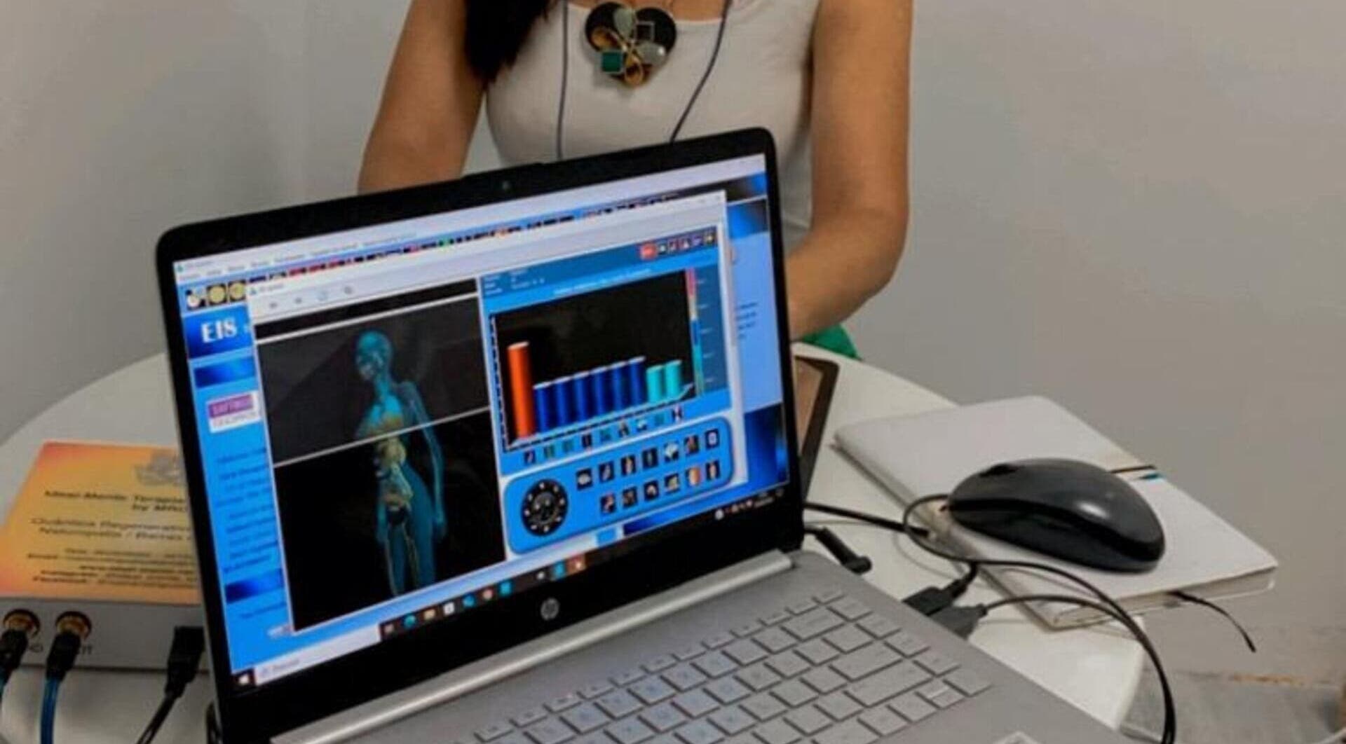 Análise de saúde em laptop na Conect Nature, Agualva-cacém, Lisboa, PT, realçando tecnologia avançada.