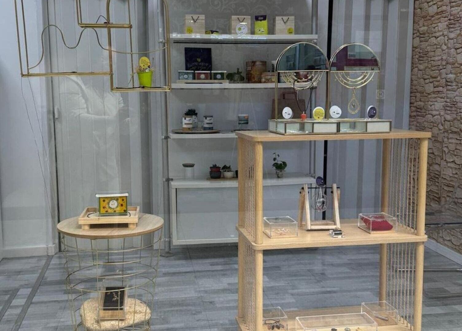 Expositor elegante com produtos de beleza no Conect Nature, Agualva-cacém, Lisboa, PT.