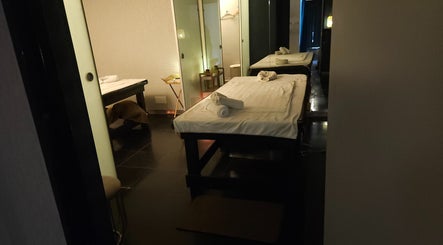 Massageruimte bij Philai Thai Massage, Voorburg, Zuid-Holland, NL met comfortabele tafel en serene sfeer.