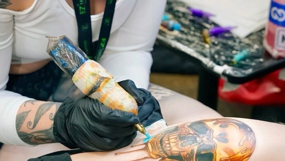 Мастер тату наносит сложный дизайн в Professional Tattooer, Калвер-Сити, Калифорния, США.