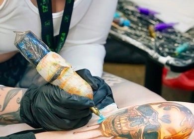 Мастер тату наносит сложный дизайн в Professional Tattooer, Калвер-Сити, Калифорния, США.