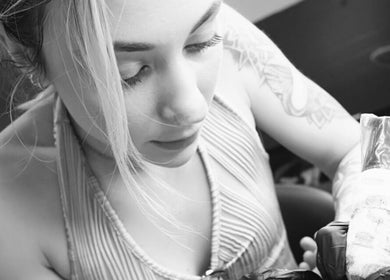 Тату-мастер в студии Professional Tattooer в Culver City, California, US, создаёт уникальный дизайн.