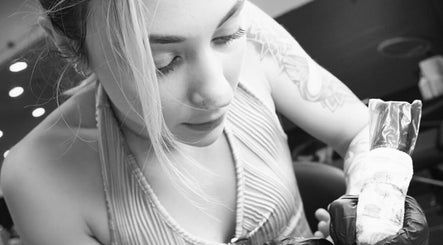 Тату-мастер в студии Professional Tattooer в Culver City, California, US, создаёт уникальный дизайн.