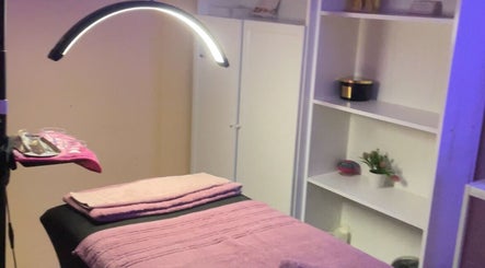 Sala de tratamientos en DB Beauty, Madrid, Comunidad De Madrid, ES con iluminación suave.