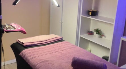 Sala de masajes en DB Beauty, Madrid, Comunidad De Madrid, ES con toallas rosadas y ambiente acogedor.