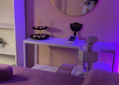 Espacio acogedor en DB Beauty, Madrid, Comunidad De Madrid, ES, con mesa de tratamiento y luz suave.