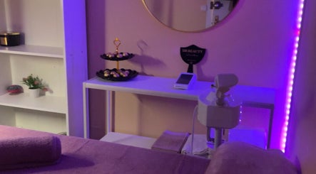 Espacio acogedor en DB Beauty, Madrid, Comunidad De Madrid, ES, con mesa de tratamiento y luz suave.