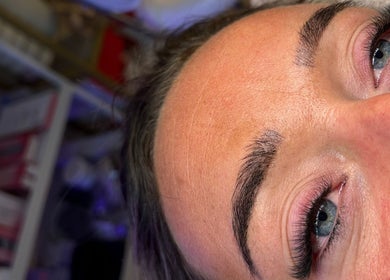 Extension des cils chez GM beauty, Nîmes, Occitanie, FR, offrant un look séduisant et naturel.