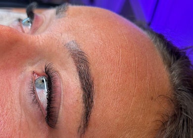 Extensions de cils à GM beauty, Nîmes, Occitanie, FR, offrant un regard intense et raffiné.