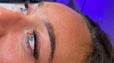 Extensions de cils à GM beauty, Nîmes, Occitanie, FR, offrant un regard intense et raffiné.