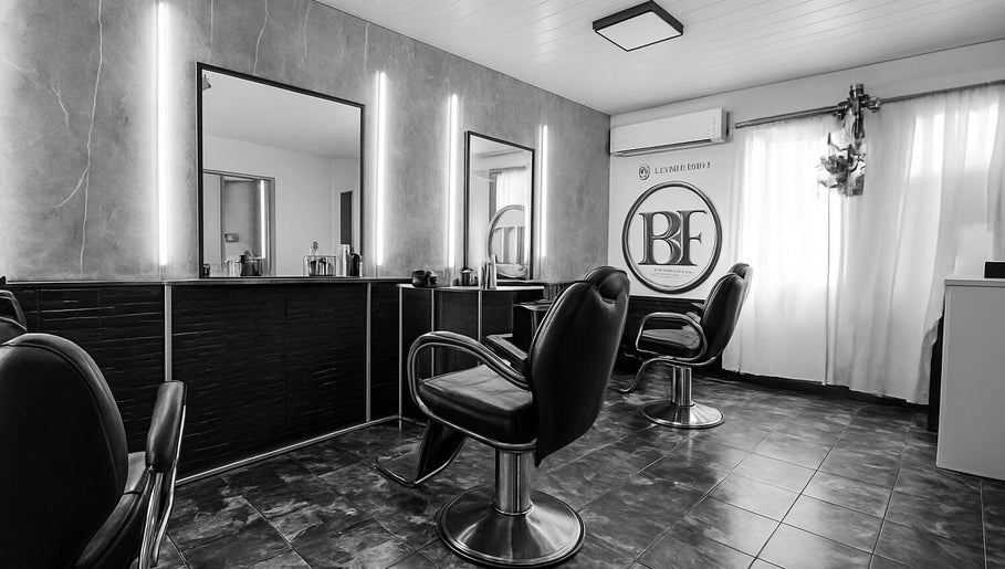 Sala moderna de BT BARBERÍA en Salinas, Departamento De Canelones, UY, con asientos de lujo.