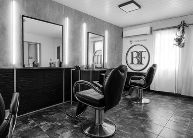 Sala moderna de BT BARBERÍA en Salinas, Departamento De Canelones, UY, con asientos de lujo.
