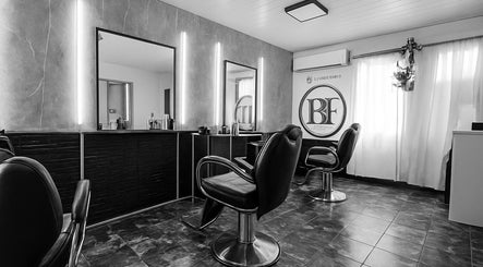 Sala moderna de BT BARBERÍA en Salinas, Departamento De Canelones, UY, con asientos de lujo.