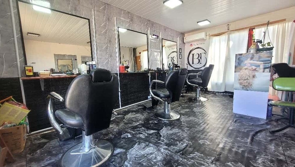 Interior moderno de BT BARBERÍA en Salinas, Departamento De Canelones, UY, con sillas de estilista.