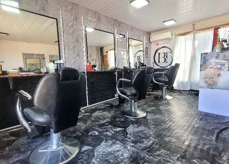 Interior moderno de BT BARBERÍA en Salinas, Departamento De Canelones, UY, con sillas de estilista.