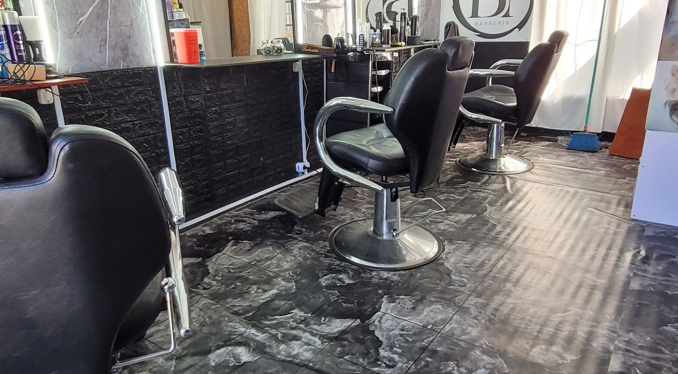 Interior de BT BARBERÍA, Salinas, Departamento De Canelones, UY, con sillas negras y pisos modernos.