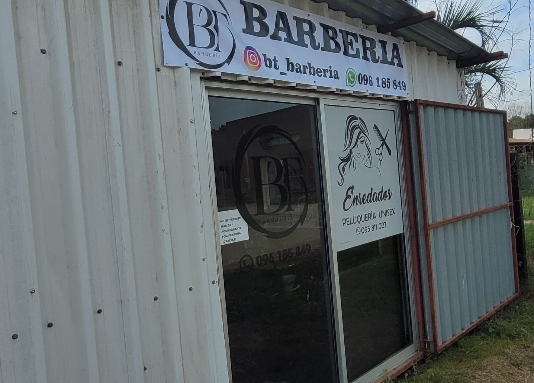 Exterior de BT BARBERÍA en Salinas, Departamento De Canelones, UY, mostrando la fachada y el logo.