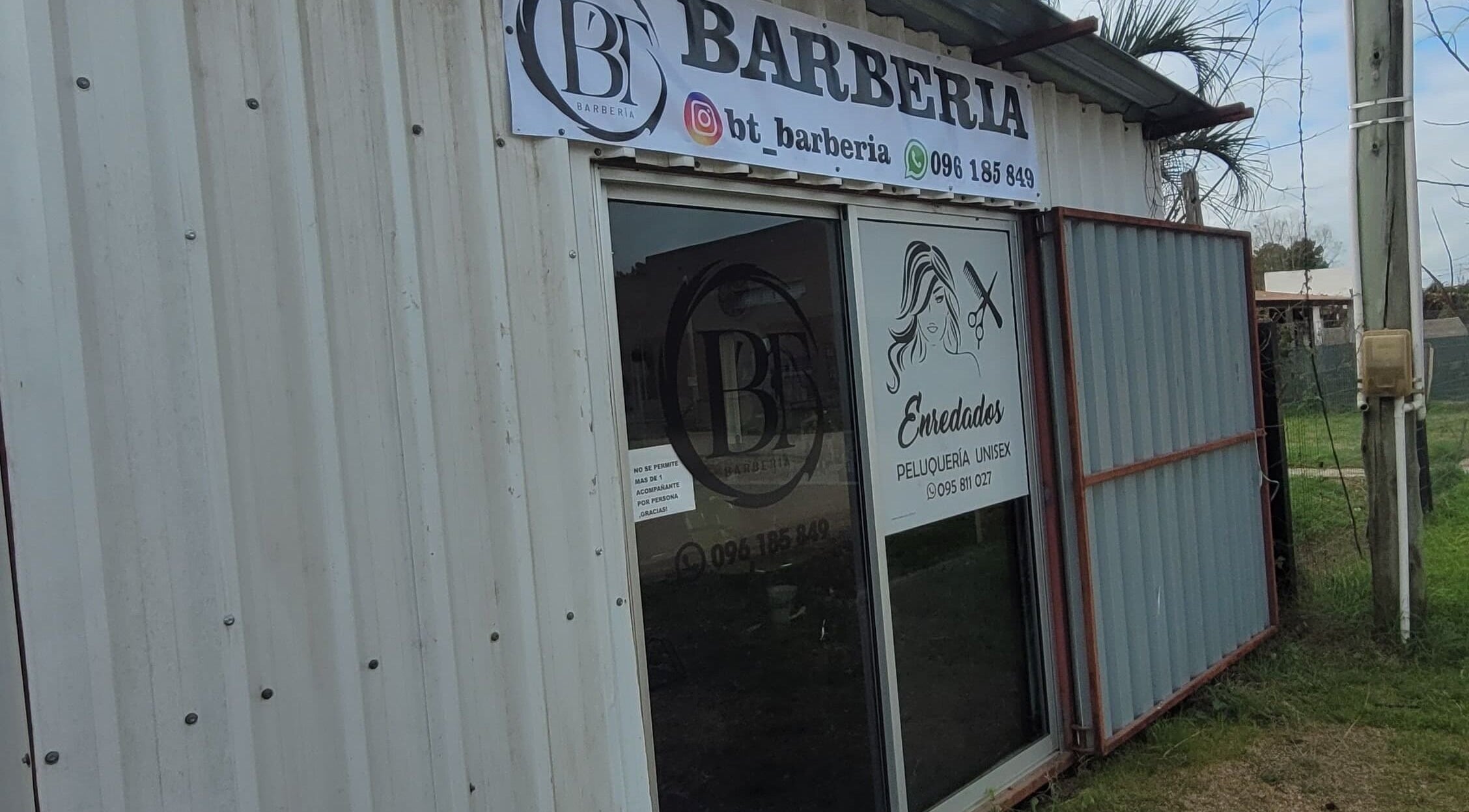 Exterior de BT BARBERÍA en Salinas, Departamento De Canelones, UY, mostrando la fachada y el logo.