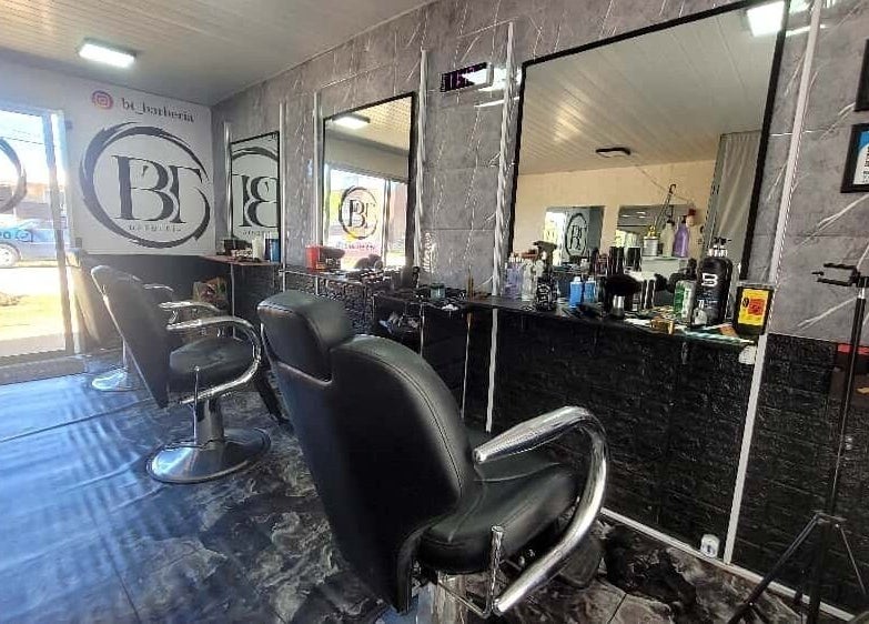 Interior moderno de BT BARBERÍA en Salinas, Departamento De Canelones, UY, con elegantes sillas y espejos amplios.