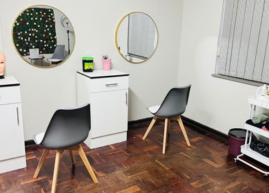 Elegant beauty room at Happy’s Beauty Bar, Pretoria, Gauteng, ZA, featuring stylish chairs and decor.