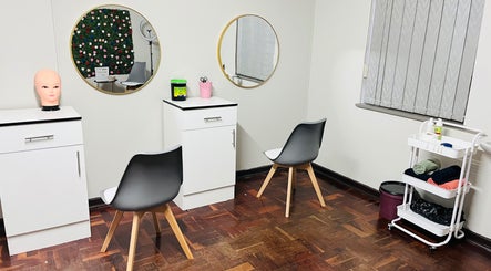 Elegant beauty room at Happy’s Beauty Bar, Pretoria, Gauteng, ZA, featuring stylish chairs and decor.