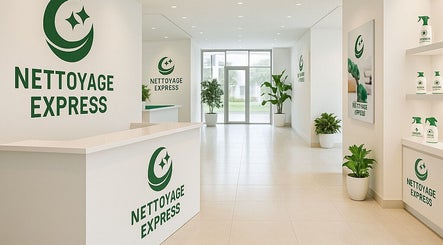 Entrée moderne de NETTOYAGE EXPRESS à Niort, Nouvelle-Aquitaine, FR avec décoration minimaliste et plantes.