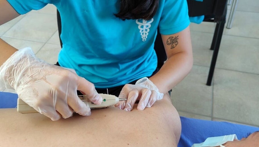 Tratamiento de fisioterapia en Belén Lorenzo Fisioterapia, Urbanització Sant Marçal, Illes Balears, ES.