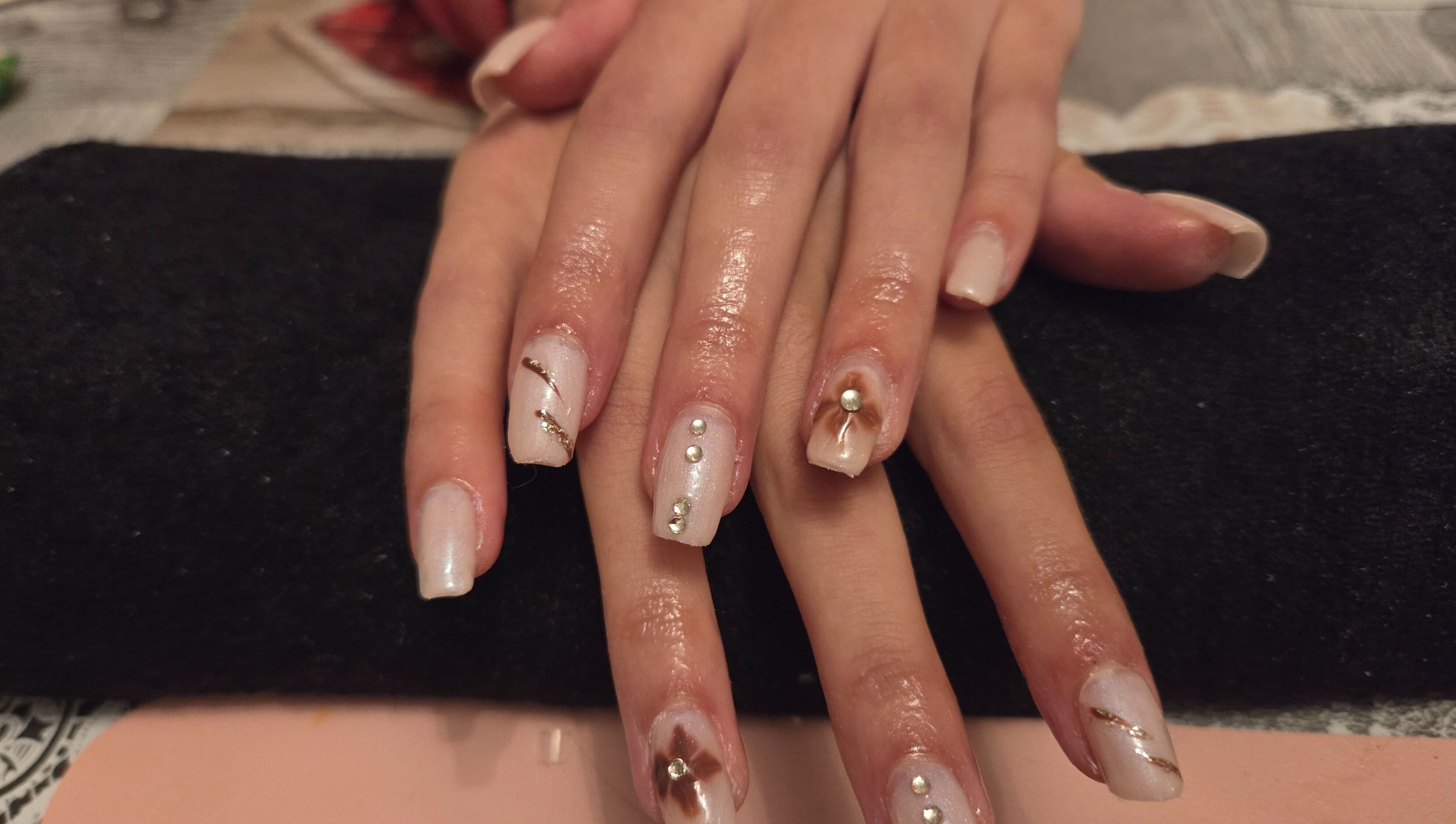 Manucure élégante chez Queen nails'freda, Nœux-les-mines, Hauts-de-france, FR, avec strass et motifs.