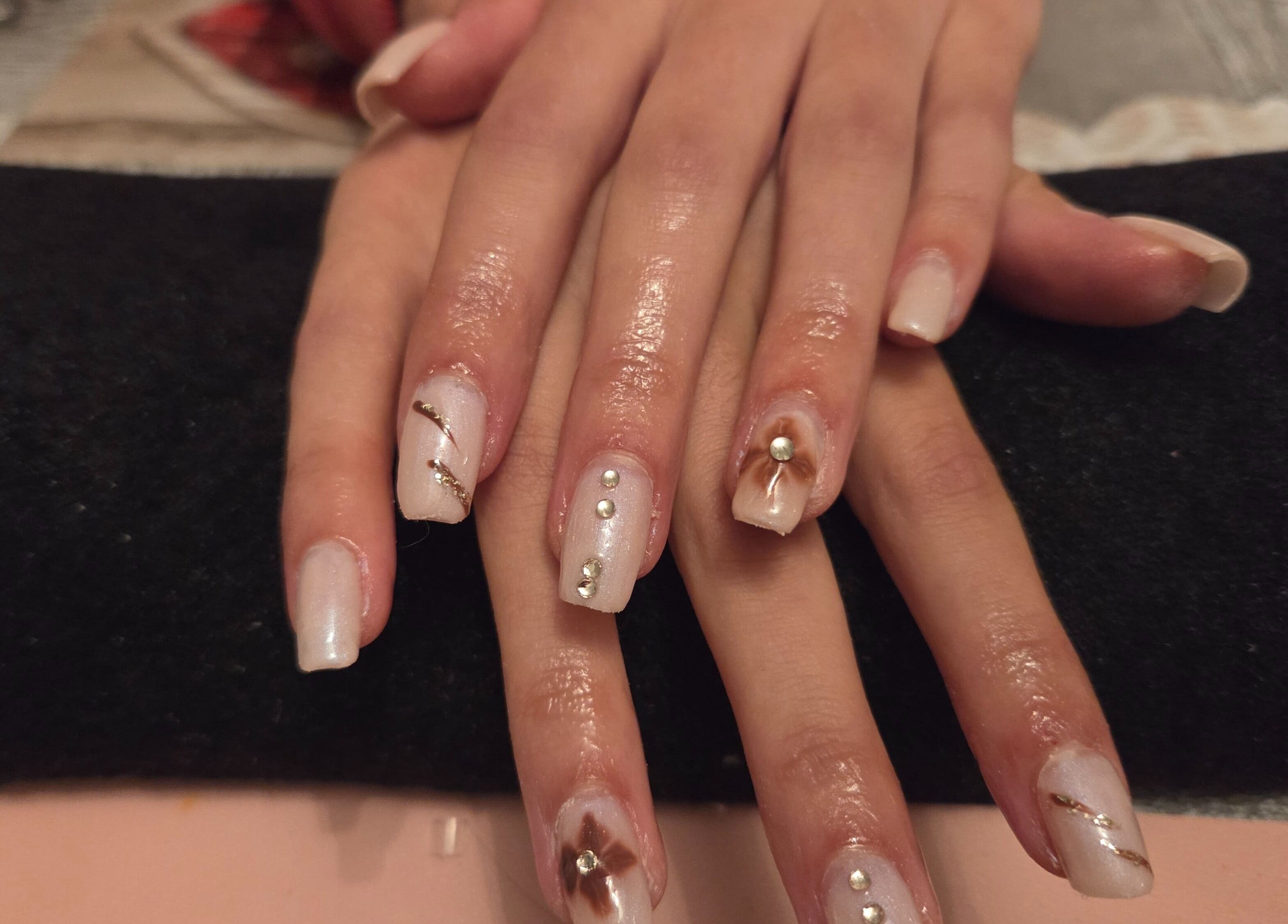 Manucure élégante chez Queen nails'freda, Nœux-les-mines, Hauts-de-france, FR, avec strass et motifs.