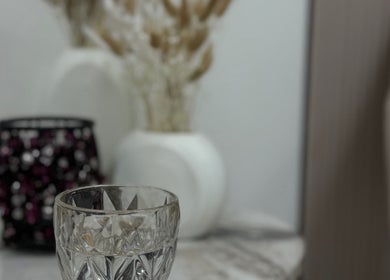 Detalii elegante în Ve Beauty Salon, Chișinău, MD, cu vază albă și pahar cristalin.